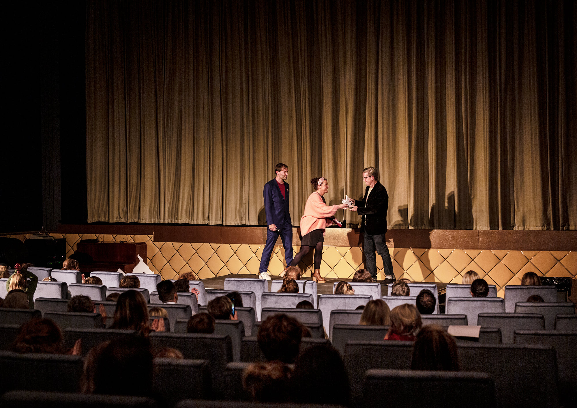 Tomas Alfredson recieves Göteborg Film Festival Prisma Honorary Award for Gunilla Bergström